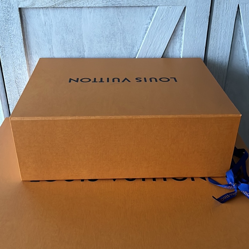 Authentic Louis Vuitton Box with Ribbon - Picture 5 of 5